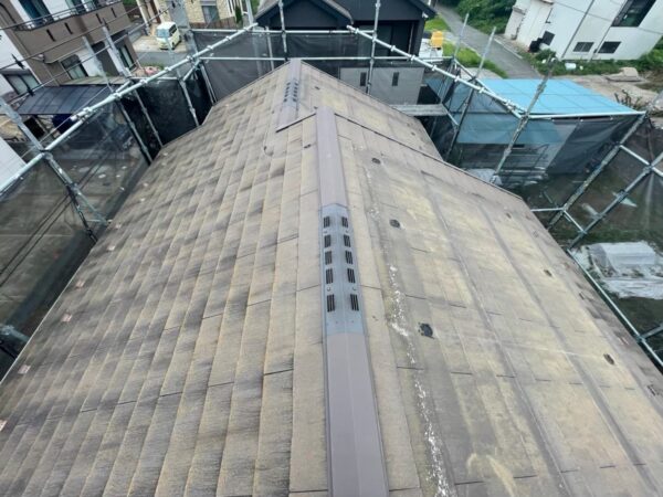 さいたま市岩槻区にて屋根修理〈スカイメタルへのカバー工法〉の施工前写真